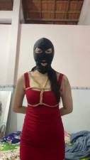 Cô Gái Mặc Váy Đỏ Bị Trói