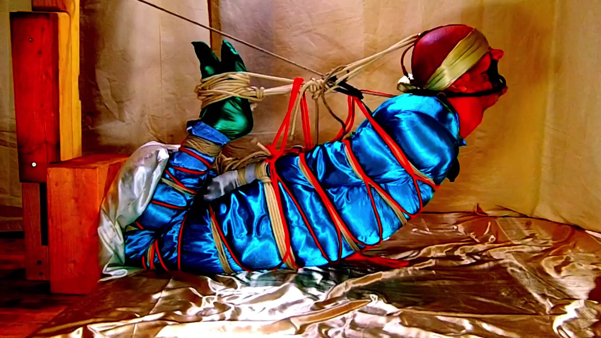 New Bondage Scene: Ligoté en ultra hogtie et redressé - Stream & Download HD | BondageVid.com