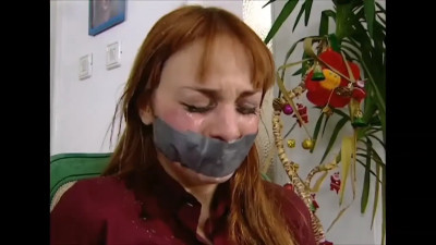 Nilperi Sahinkaya gagged