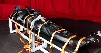 CD Guo Yuan endures overnight straitjacket training