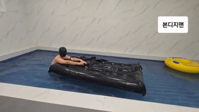 Vacbed in pool 2